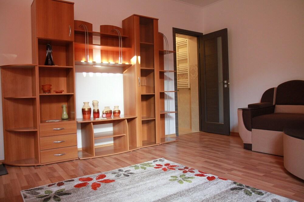 Ariana House - 554