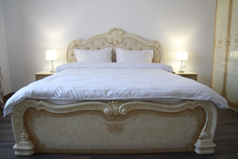 Ariana House - 798