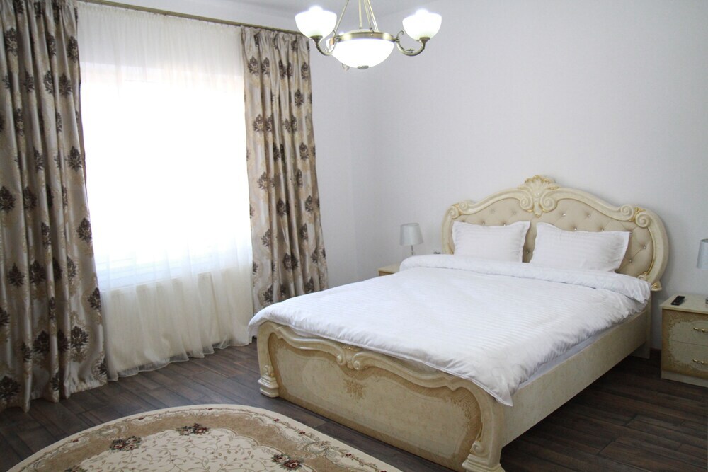 Ariana House - 788