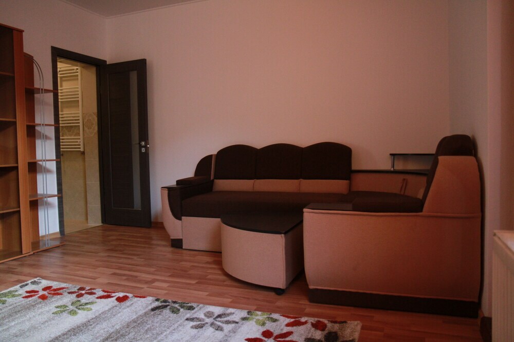 Ariana House - 586