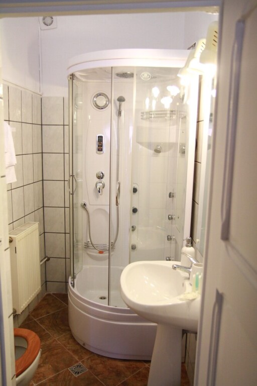 Ariana House - 298