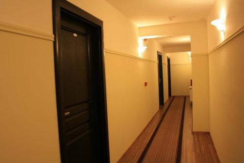 Astoria Hotel & Restaurant - 945