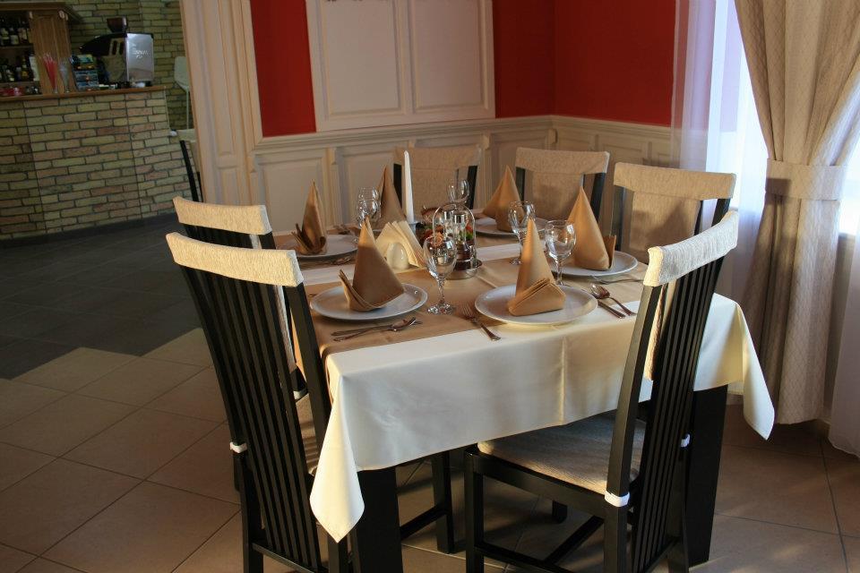Astoria Hotel & Restaurant - 860