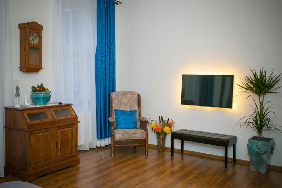 Atrium 22 Apartment - 353