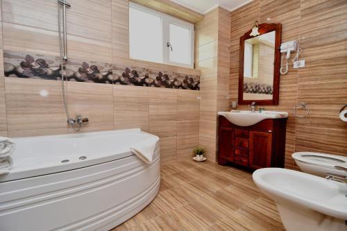 Boutique Vila White Duchess - 2