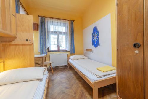 Burg Hostel - 671