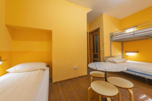 Burg Hostel - 905