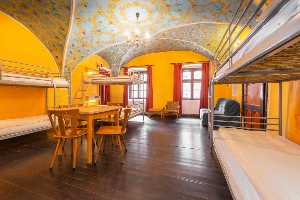 Burg Hostel - 723