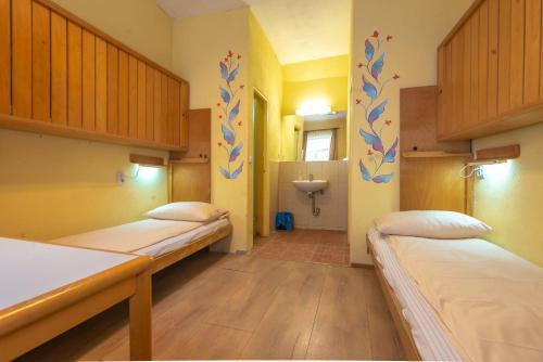 Burg Hostel - 399
