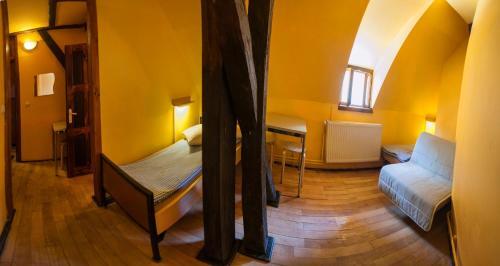 Burg Hostel - 950