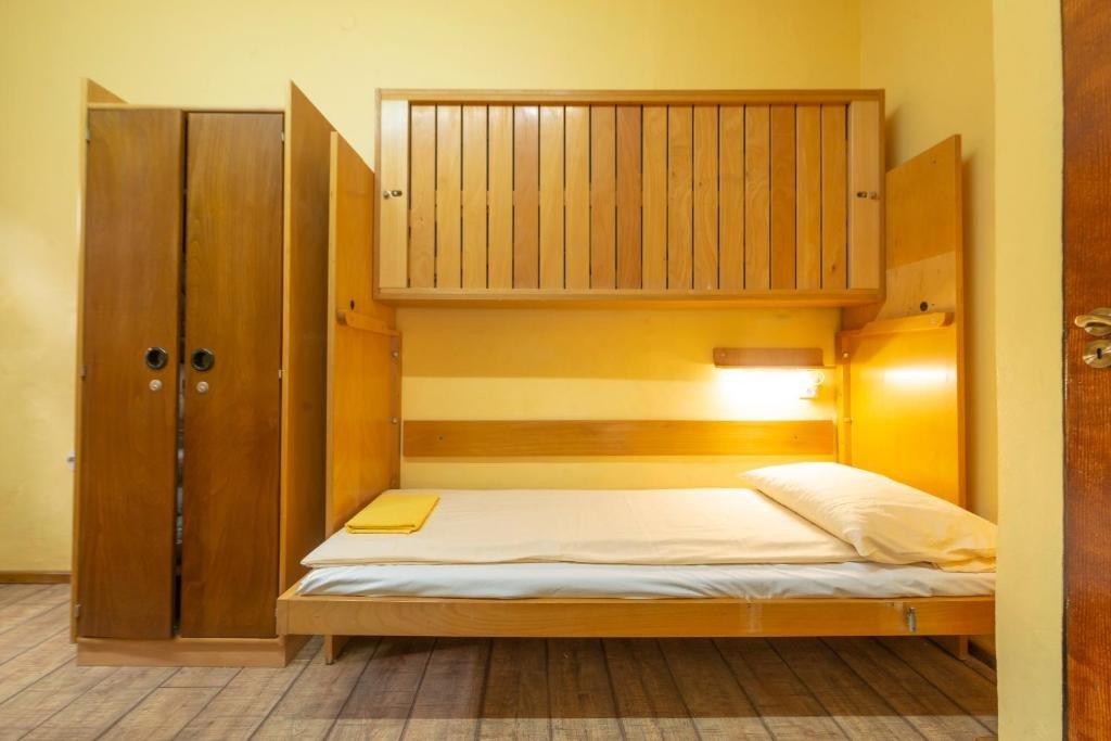 Burg Hostel - 444