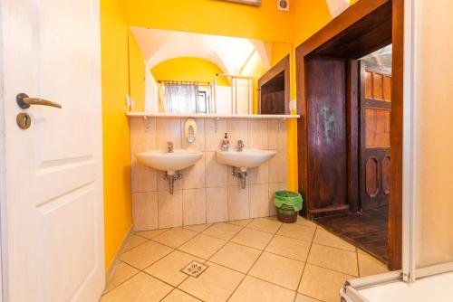 Burg Hostel - 595