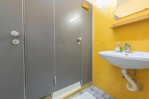 Burg Hostel - 612