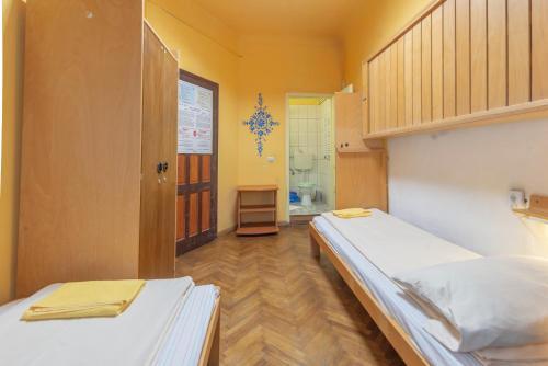Burg Hostel - 517
