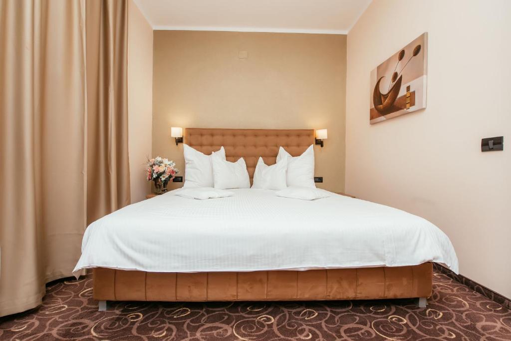 C Guest House - 679