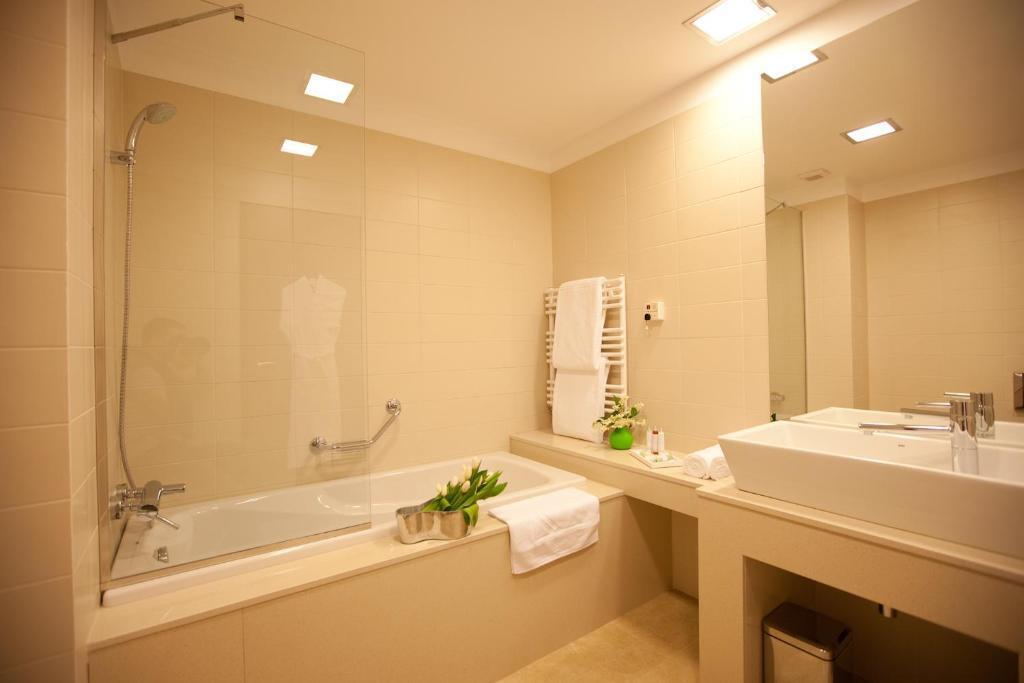 Capital Plaza Hotel - 816