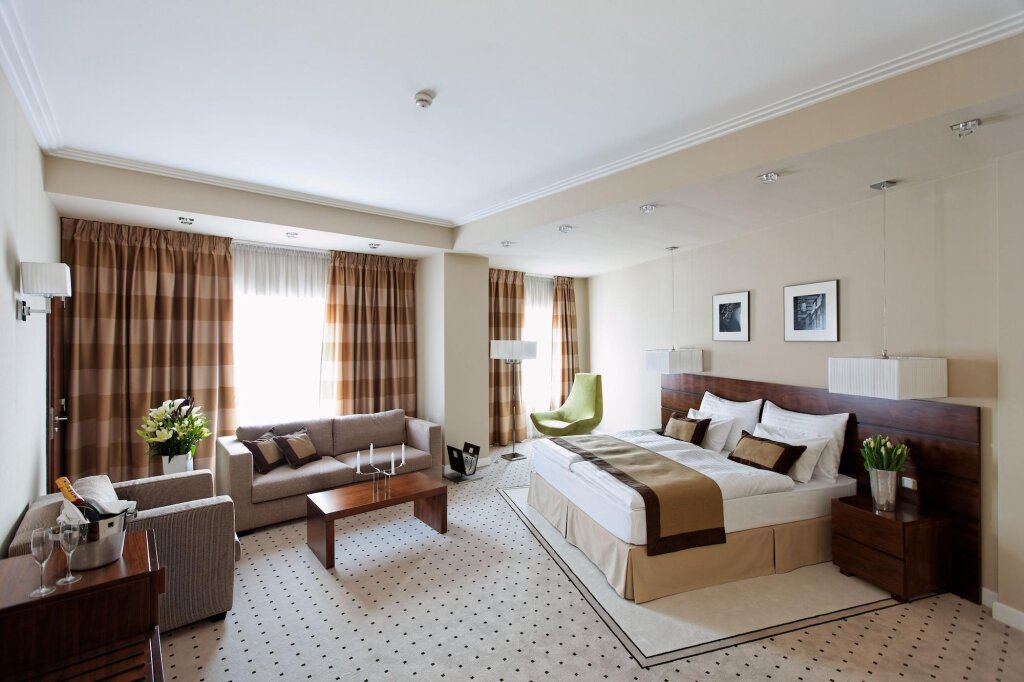 Capital Plaza Hotel - 683