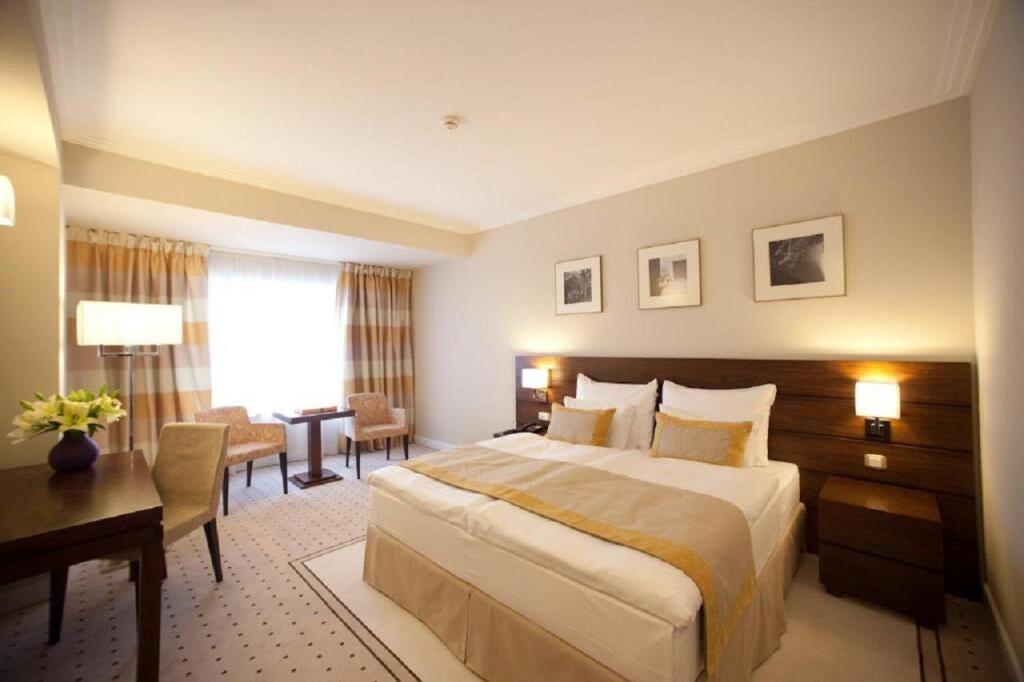 Capital Plaza Hotel - 13