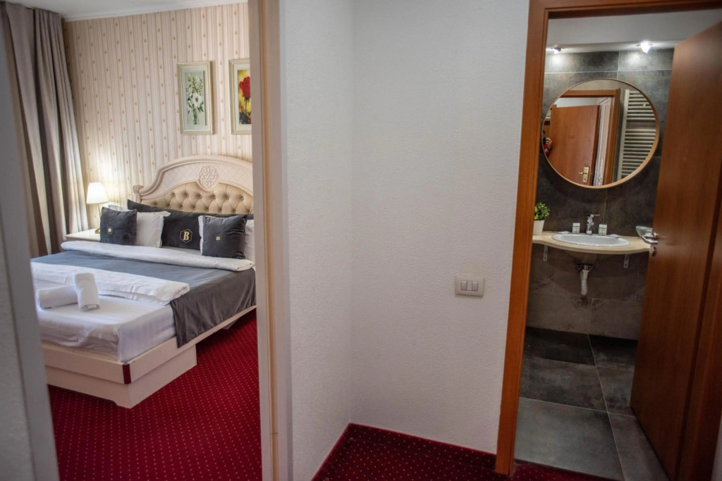 Hotel Carpathia - 956