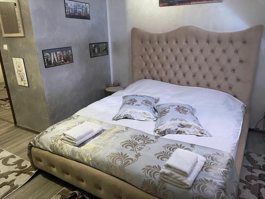 Casa cu Pitici - 395