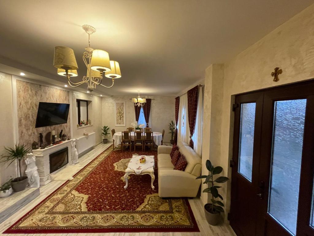 Casa cu Pitici - 762