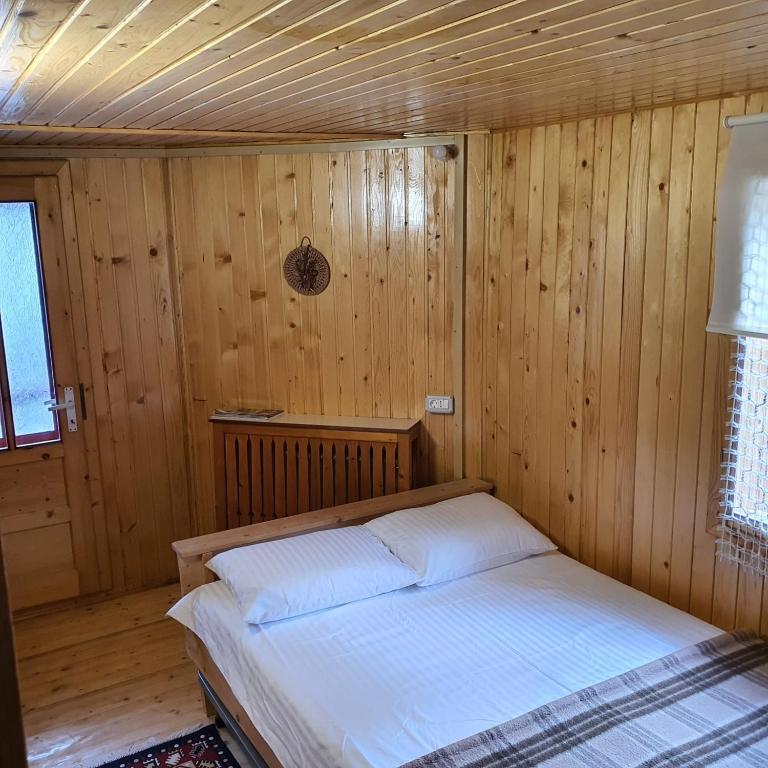 Casa RONDA numai în intregime, 1-6 persoane, min 4 zile, 130 mp bine incalziti, 3 dormitoare, sufragerie, bucatarie, veranda, terasa, parcare in curte, ideala pentru lucru la distanta, insorita, discreta, zona linistita, usor accesibila - 214