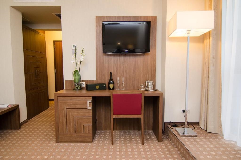Central Plaza Hotel - 989