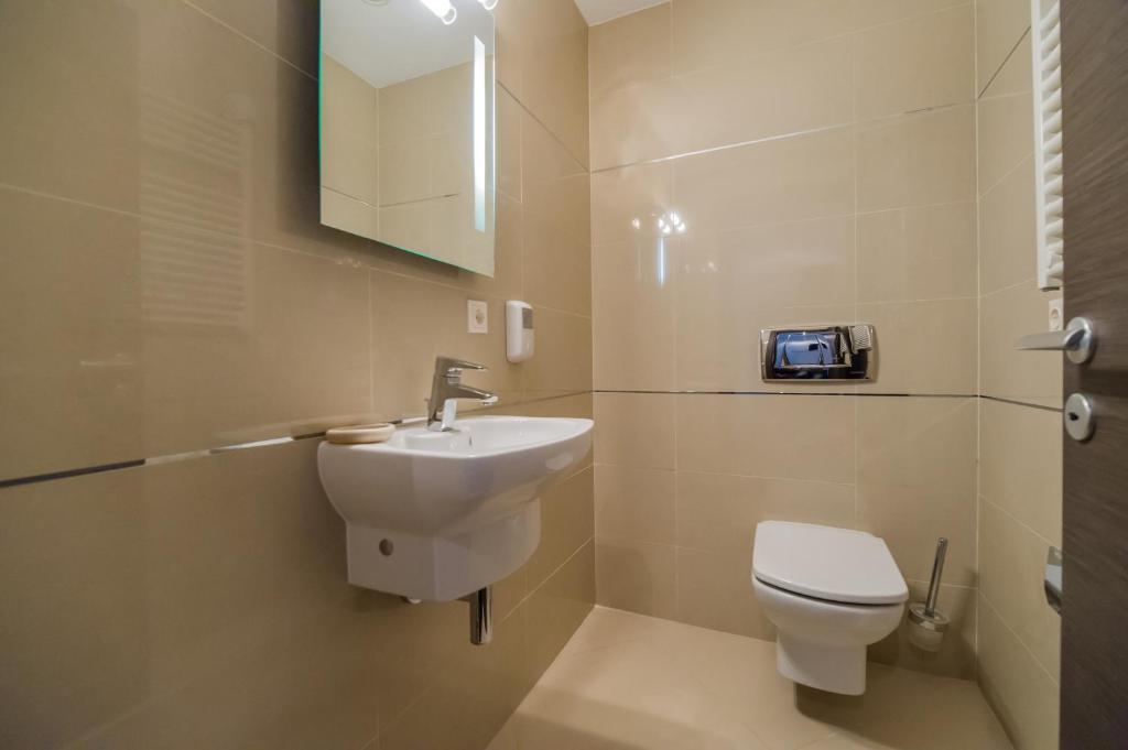 Charming 2-Bedroom, Silver Mountain, a Building - 717