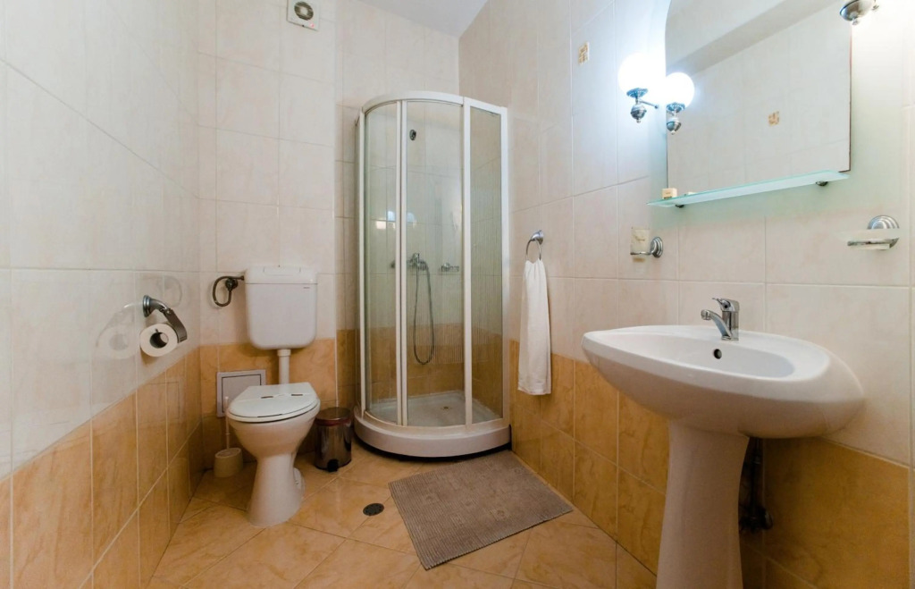 Hotel Class - 105