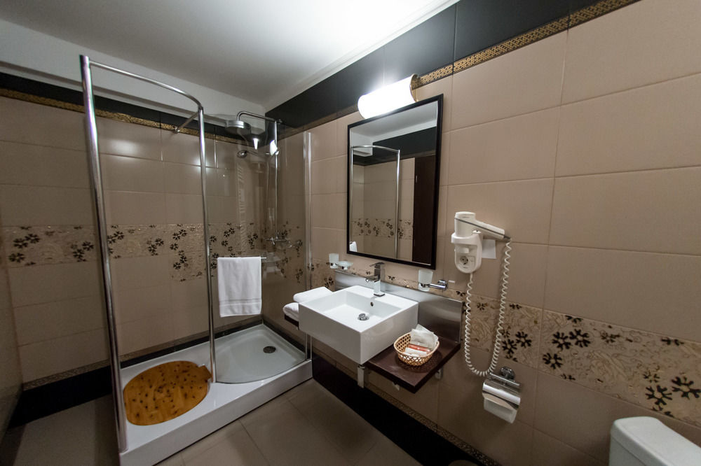 Hotel Classic Inn - 415