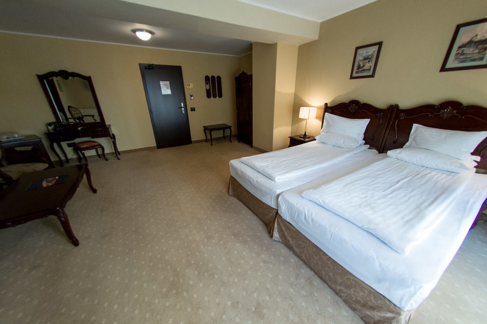 Hotel Classic Inn - 995
