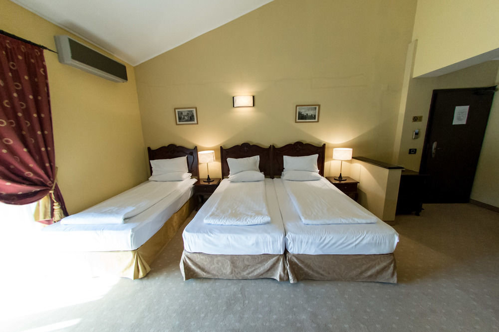 Hotel Classic Inn - 964