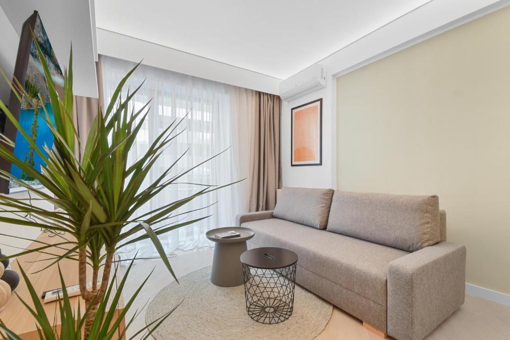 Cortina North 1BR Ap with parking and self check in - 931