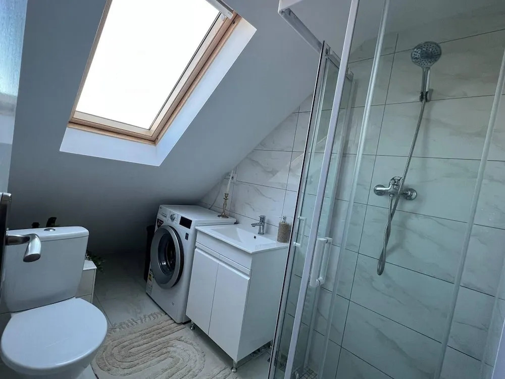 Cosy and Spacious 2 Bedroom House - 745