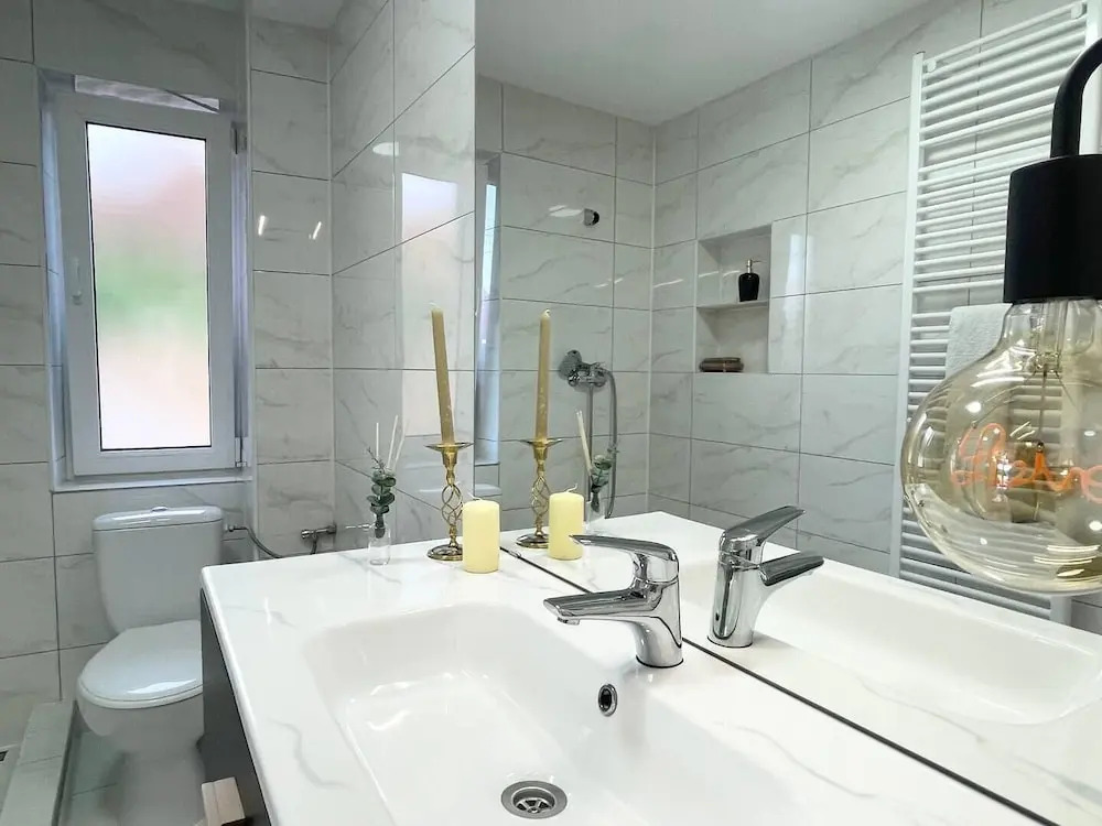 Cosy and Spacious 2 Bedroom House - 184