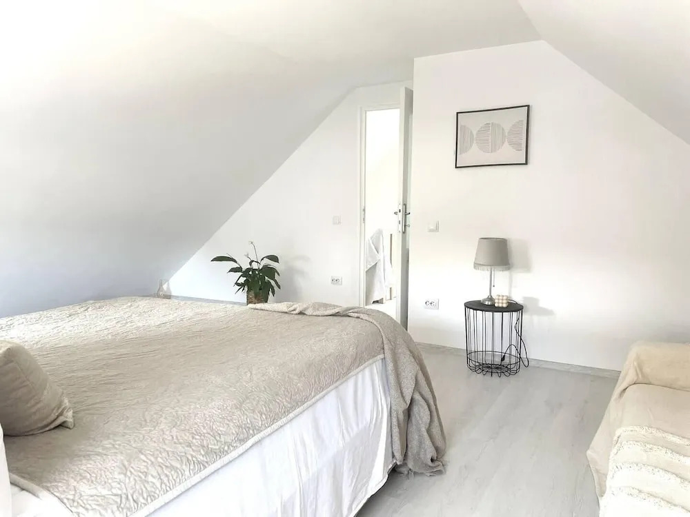 Cosy and Spacious 2 Bedroom House - 277