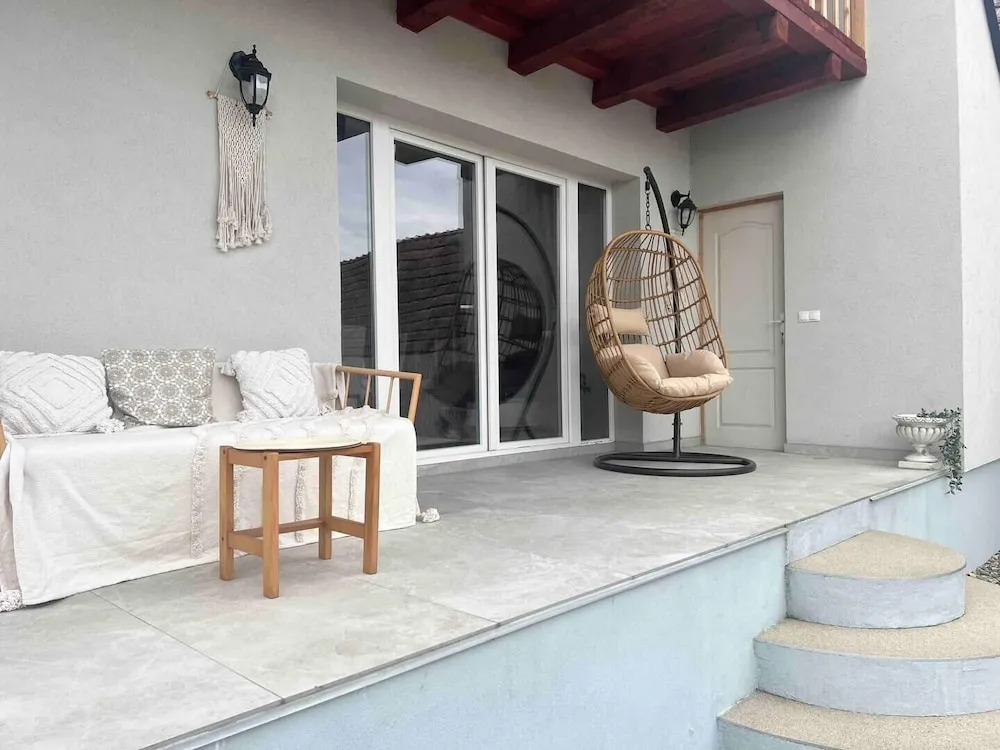 Cosy and Spacious 2 Bedroom House - 152