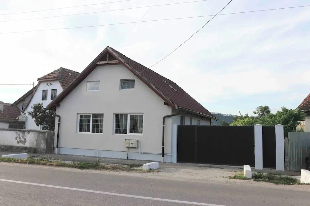 Cosy and Spacious 2 Bedroom House - 75