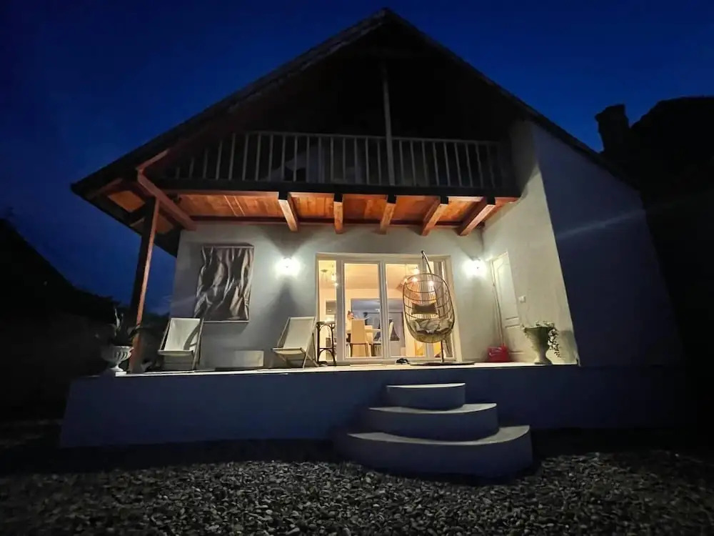Cosy and Spacious 2 Bedroom House - 182