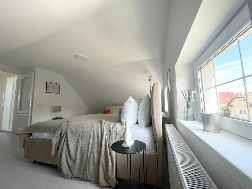 Cosy and Spacious 2 Bedroom House - 280