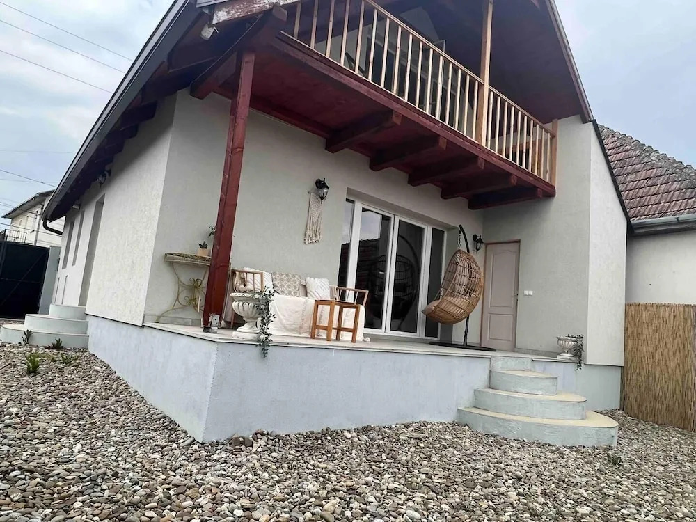 Cosy and Spacious 2 Bedroom House - 99