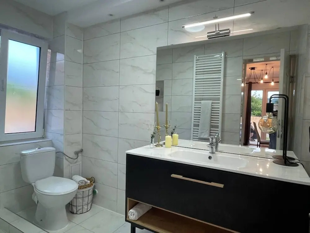 Cosy and Spacious 2 Bedroom House - 884