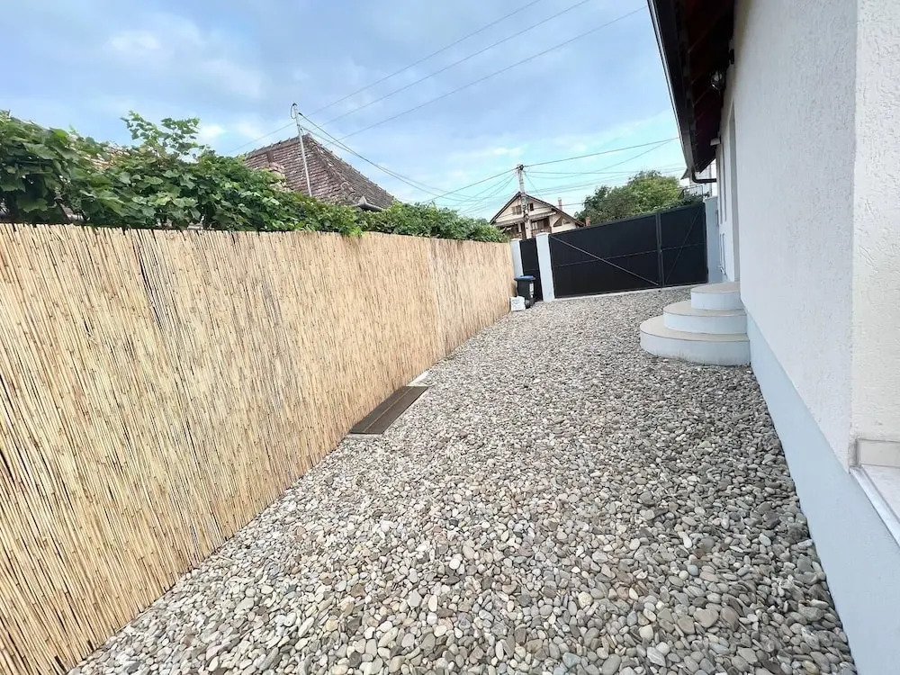 Cosy and Spacious 2 Bedroom House - 86