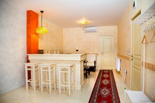 Country Court - 241