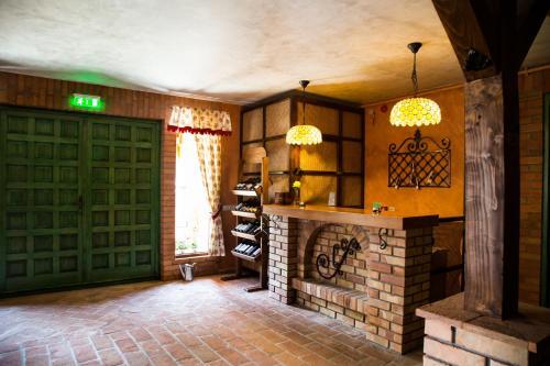 Country Court - 830