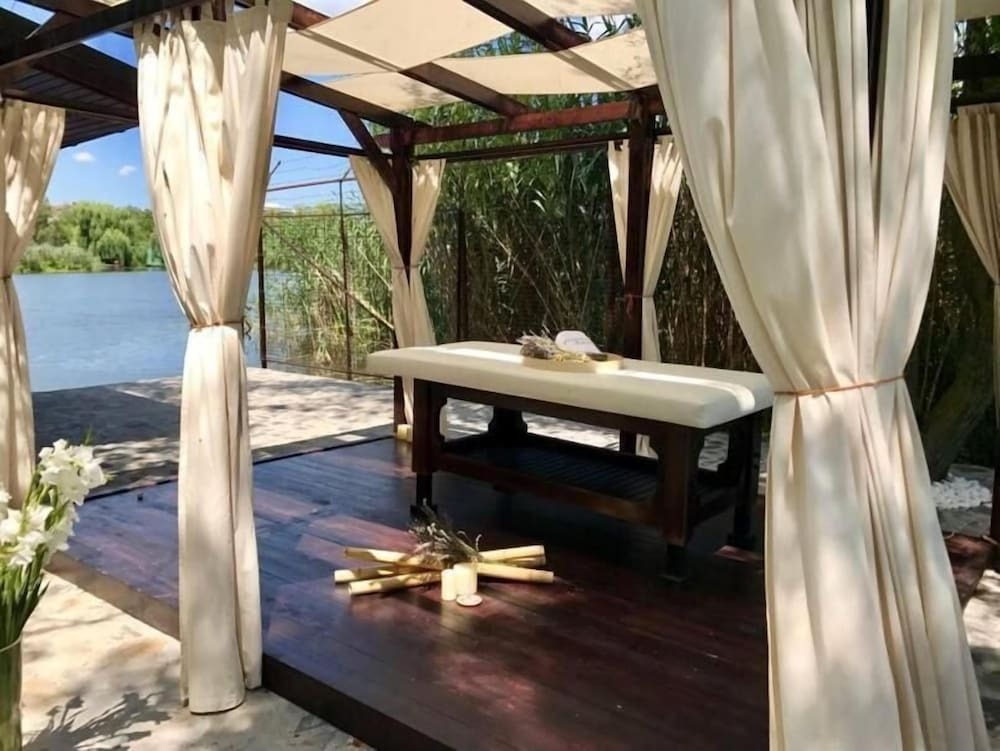 Country Spa Retreat - 240