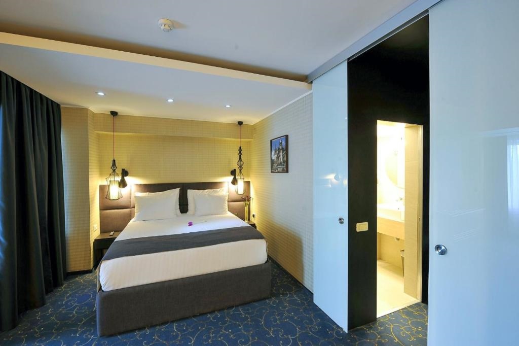 Crystal Palace Hotel - 941