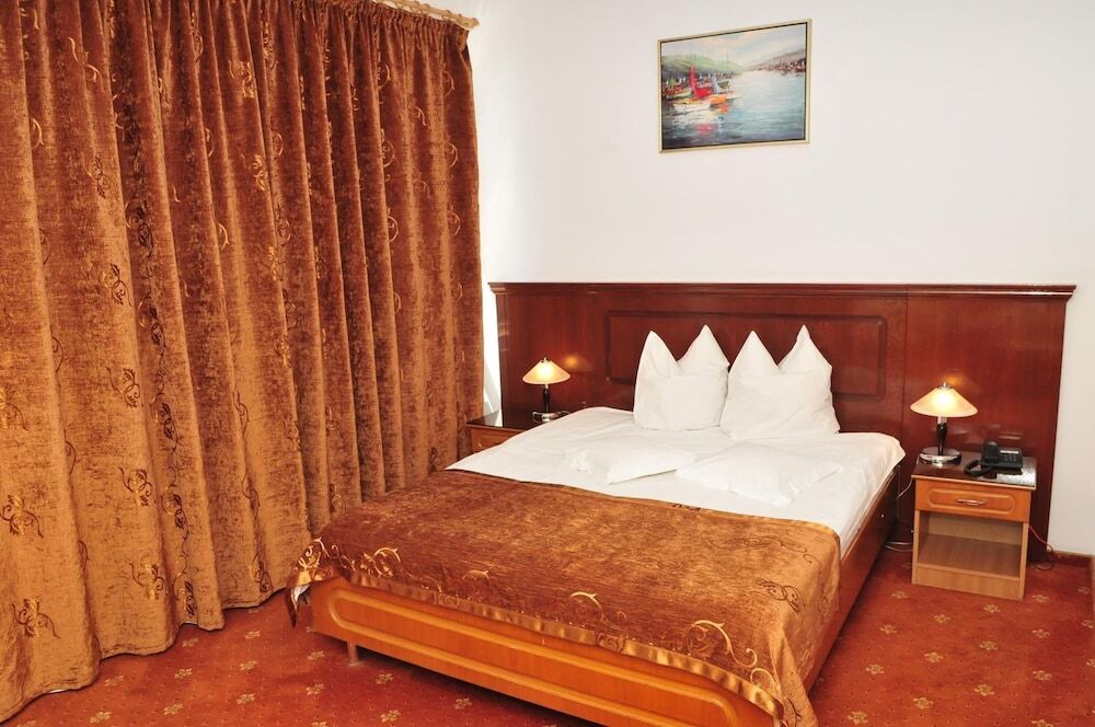 Hotel Emma Est - 977