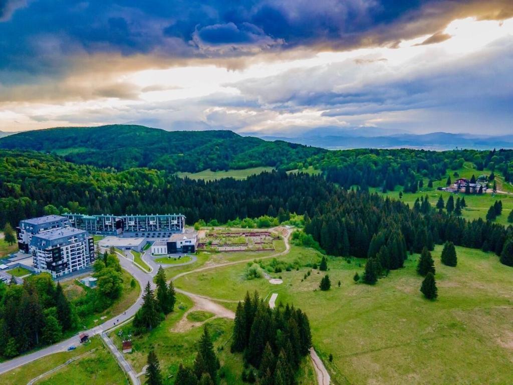 Fabulous Views Silver Mountain 3 Rooms Apartment - 913
