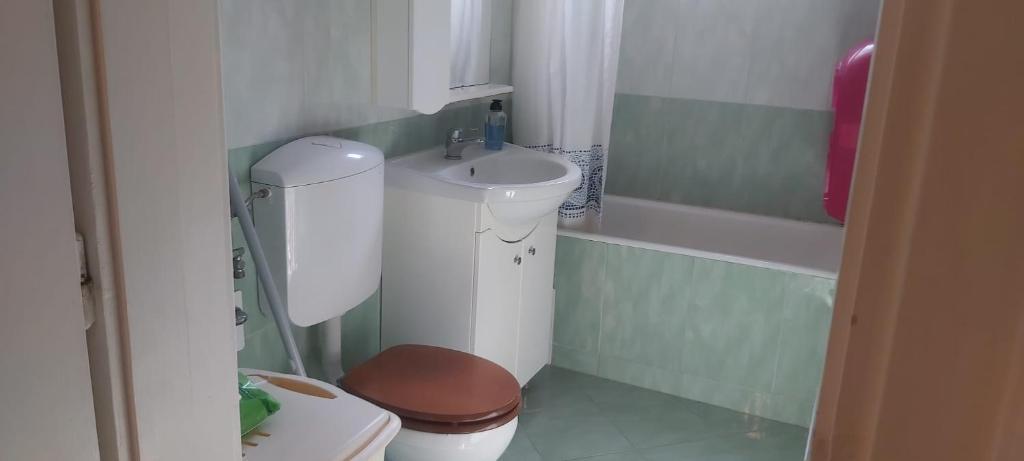 Family 4 rooms apartment in house with garden - 136